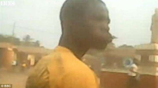 Biadab: Ouandja Magloire - yang menjuluki dirinya Si Anjing Gila - sedang memakan kaki seorang  Muslim yang dibantai gerombolan Kristen di Republik Afrika Tengah.