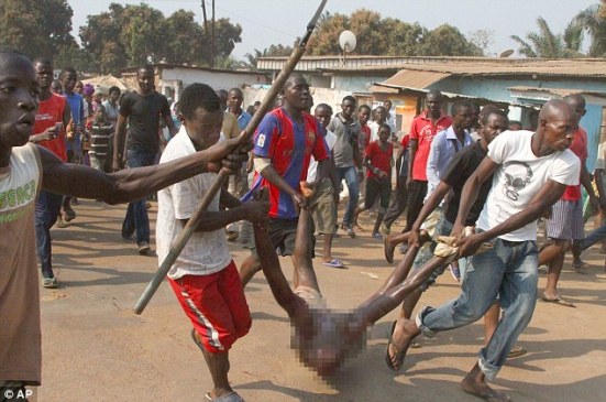 Beberapa orang sedang membawa mayat Muslim tak berdosa di jalanan Ibukota Bangui,  Republik Afrika Tengah pada hari Ahad (16/2)