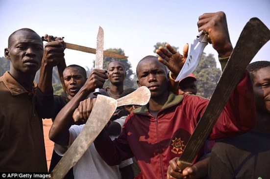 Para pemuda dengan golok dan belati meneror Muslim di Bangui.