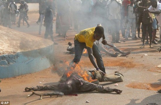 Seseorang dengan julukan Si Anjing Gila terekam sedang memotong-motong seonggok mayat untuk dimakan, dimana dua mayat Muslim tak berdosa sedang dibakar di jalanan Bangui, Republik Afrika Tengah.